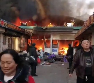 8 killed in massive fire at vegetable market in China