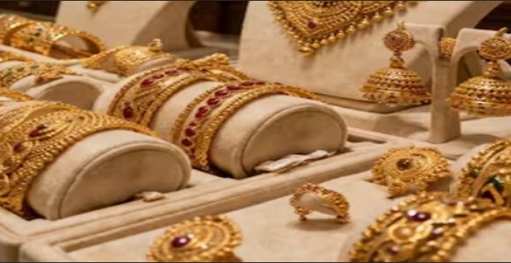 Indians selling old jewellery
