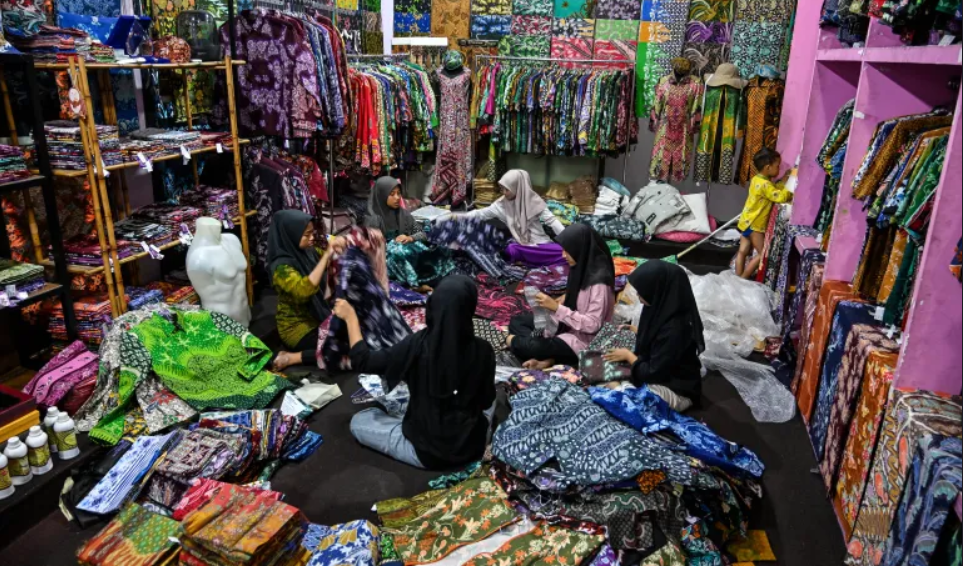 Indonesia eyes hefty tariffs on China as businesses decry cheap imports