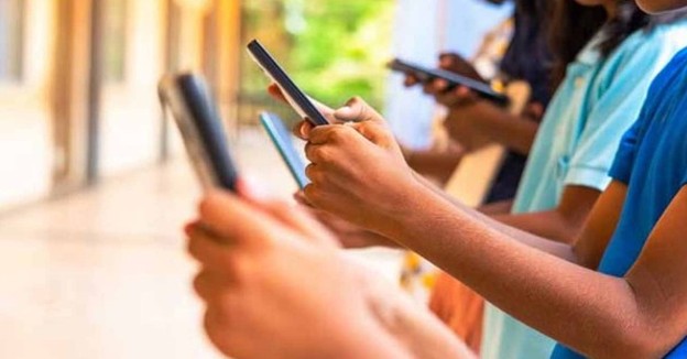 Government considers restricting social media access for children under 16