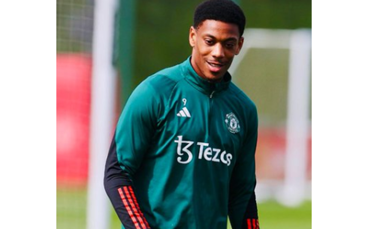 Two Manchester United players return to training