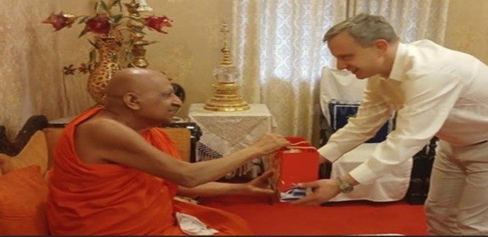 US Ambassador Meets Mahanayake Theros of Asgiriya and Malwathu Chapters