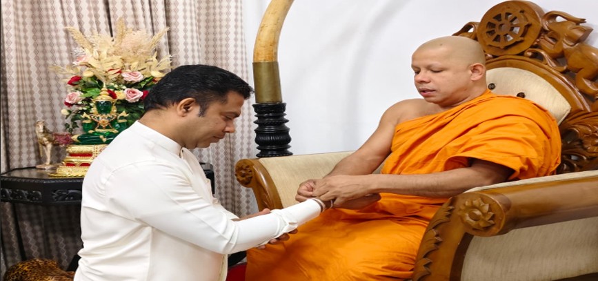 Minister Nalinda Meets Chief Incumbent of Kataragama Kirivehera Rajamaha Viharaya