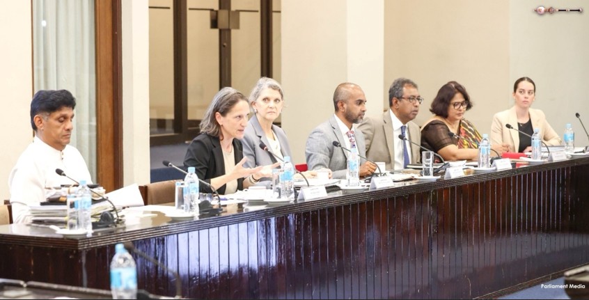 US Delegation Holds Discussions at Parliament
